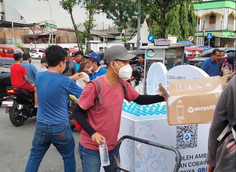 Pembagian air minerl 'Airputh' secara gratis kepada masyarakat jelang magrib atau berbuka puasa di Jakarta.