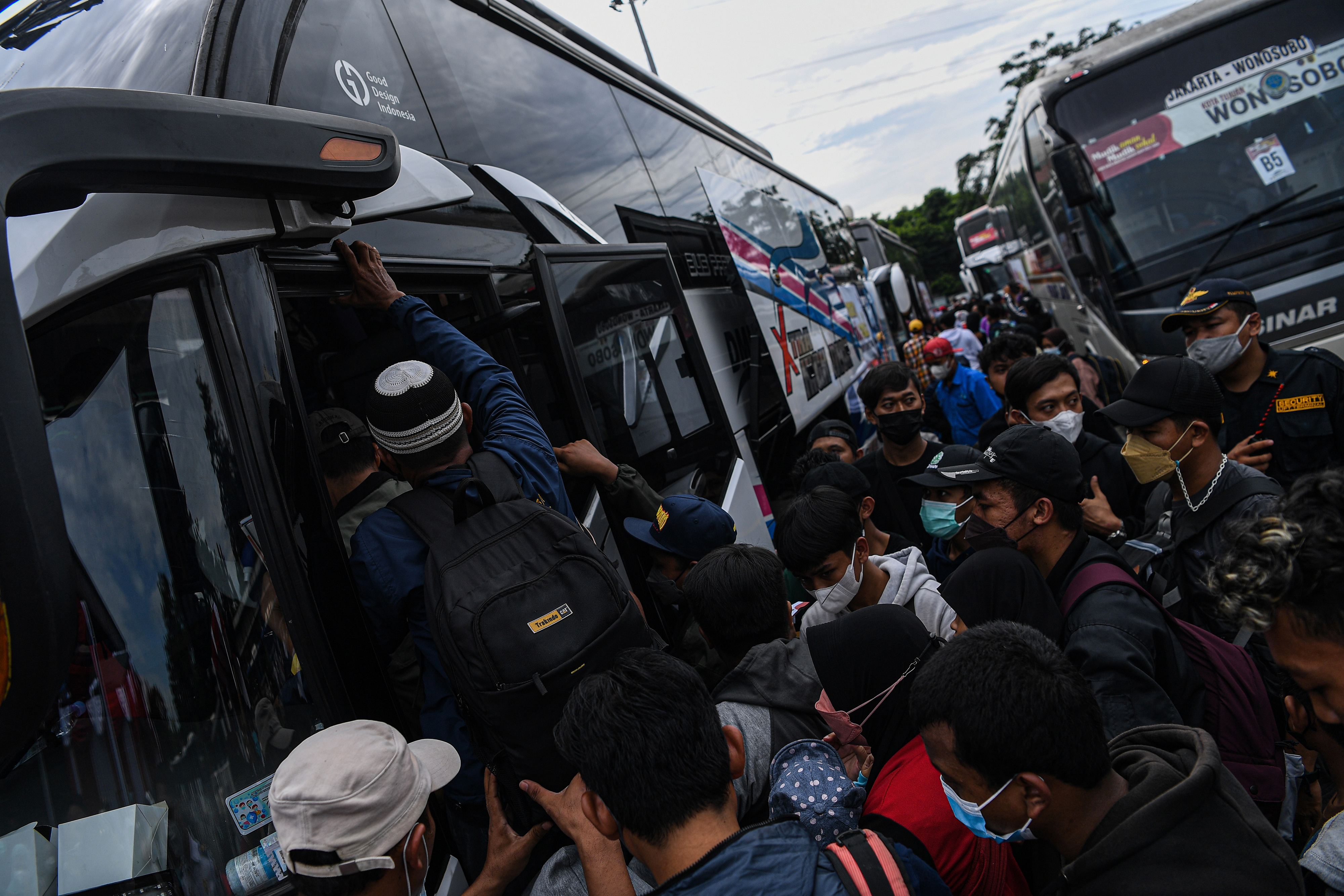 Pemudik antre menaiki bus dalam mudik gratis