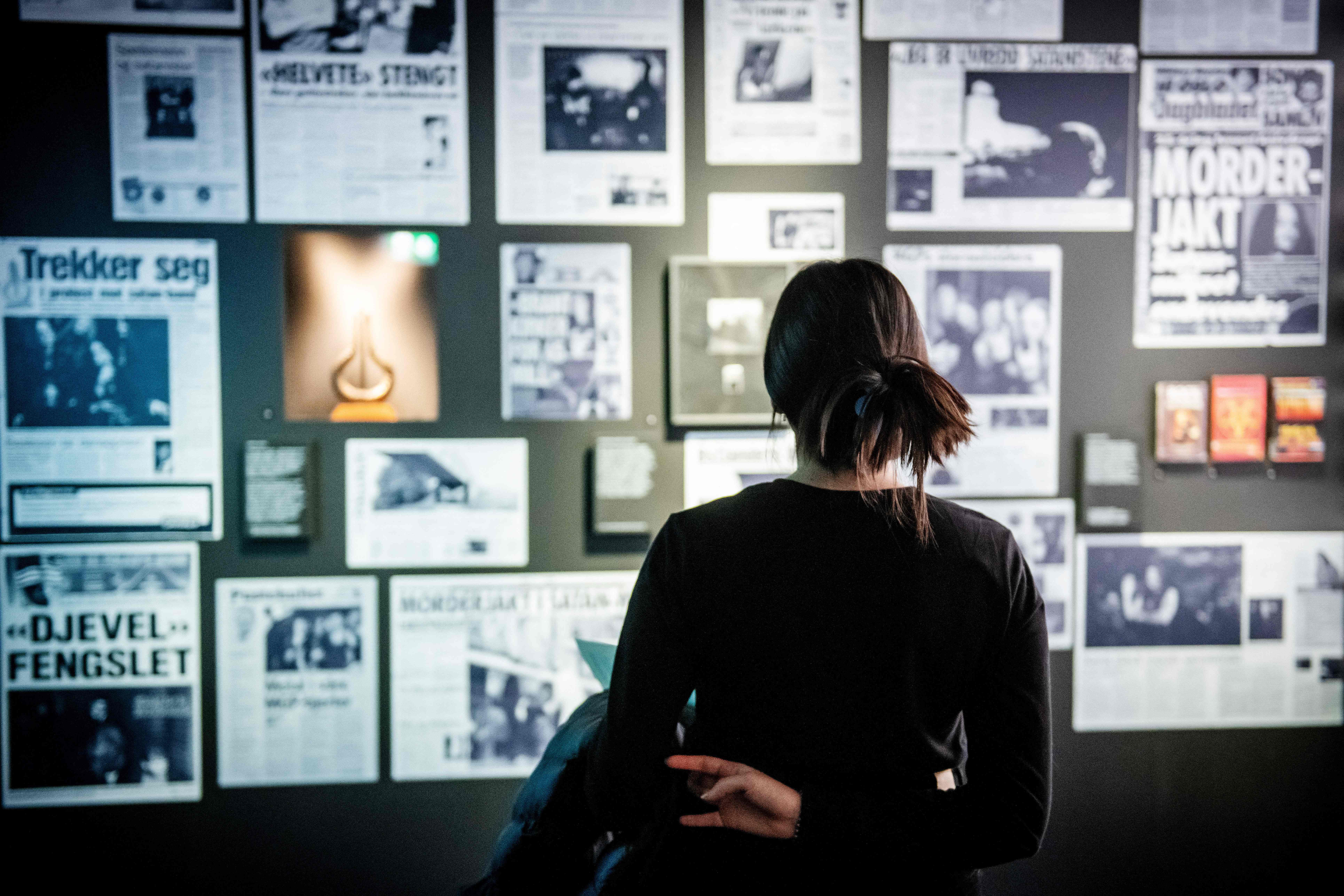 Pengunjung melihat pernak-pernik terkait musik black metal yang digelar di Perpustakaan Nasional Norwegia