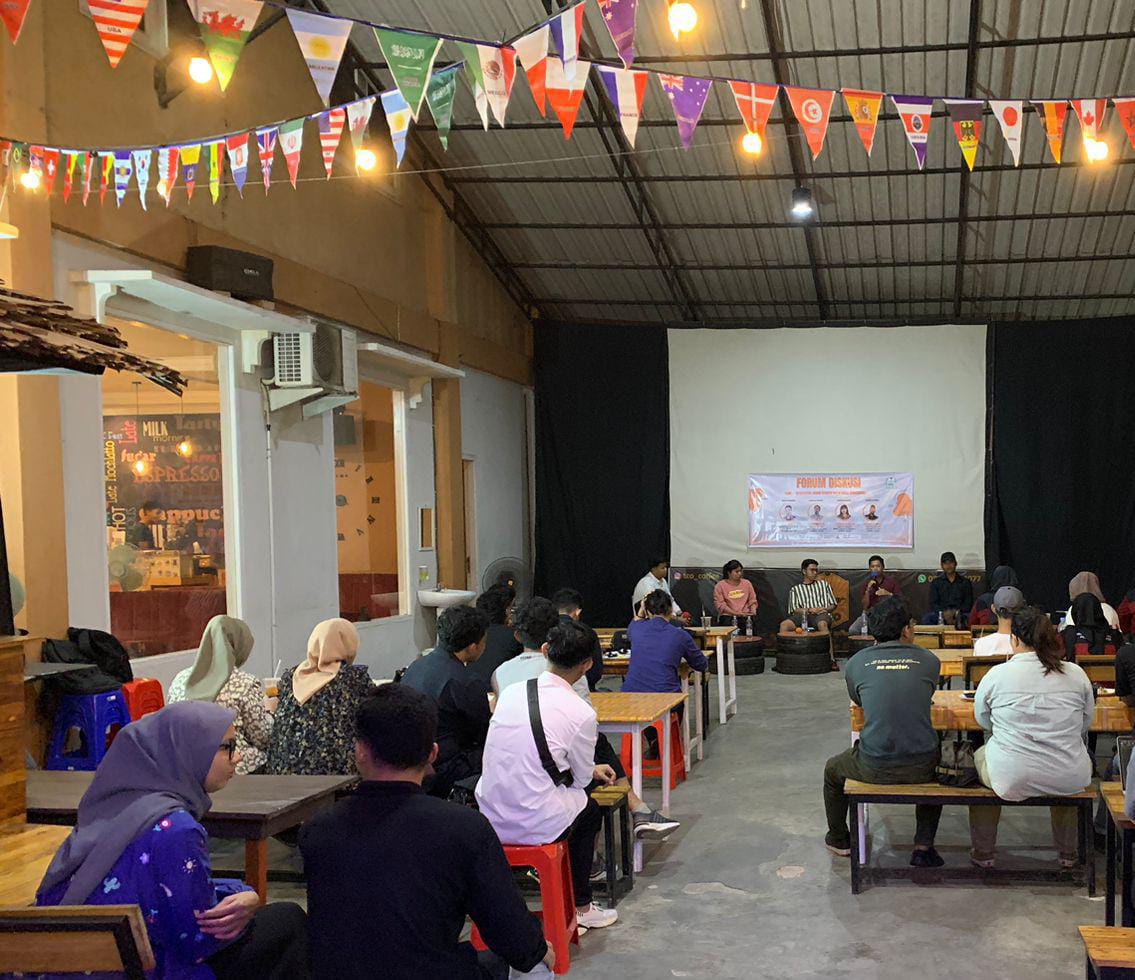 Sejumlah mahasiswa menyoal kinerja Badan Otorita IKN dalam seminar yang digelar Forum Milenial Nusantara di Samarinda. 