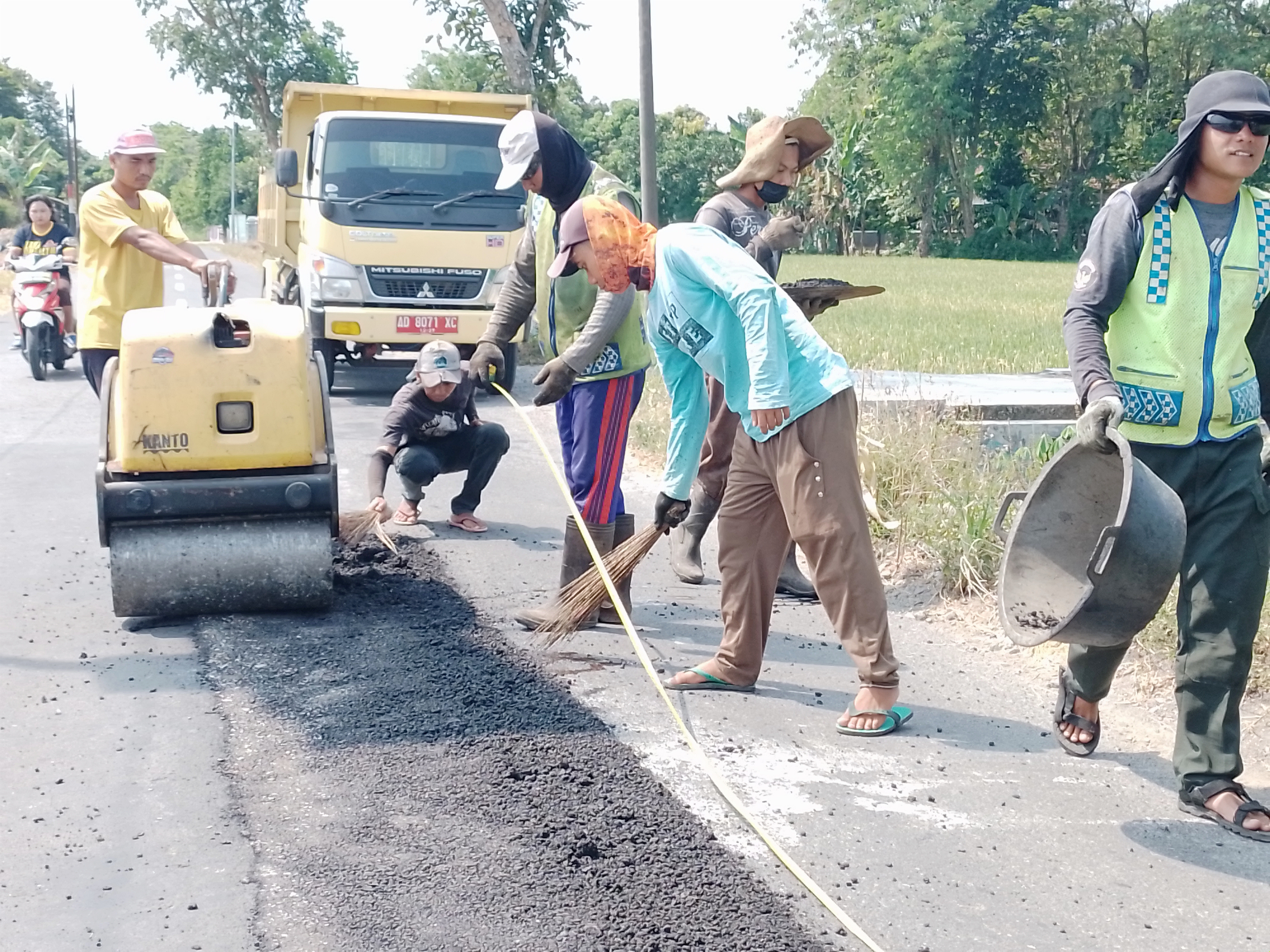 Sejumlah pekerja melakukan perbaikan jalan alternatif di Klaten, Jawa Tengah
