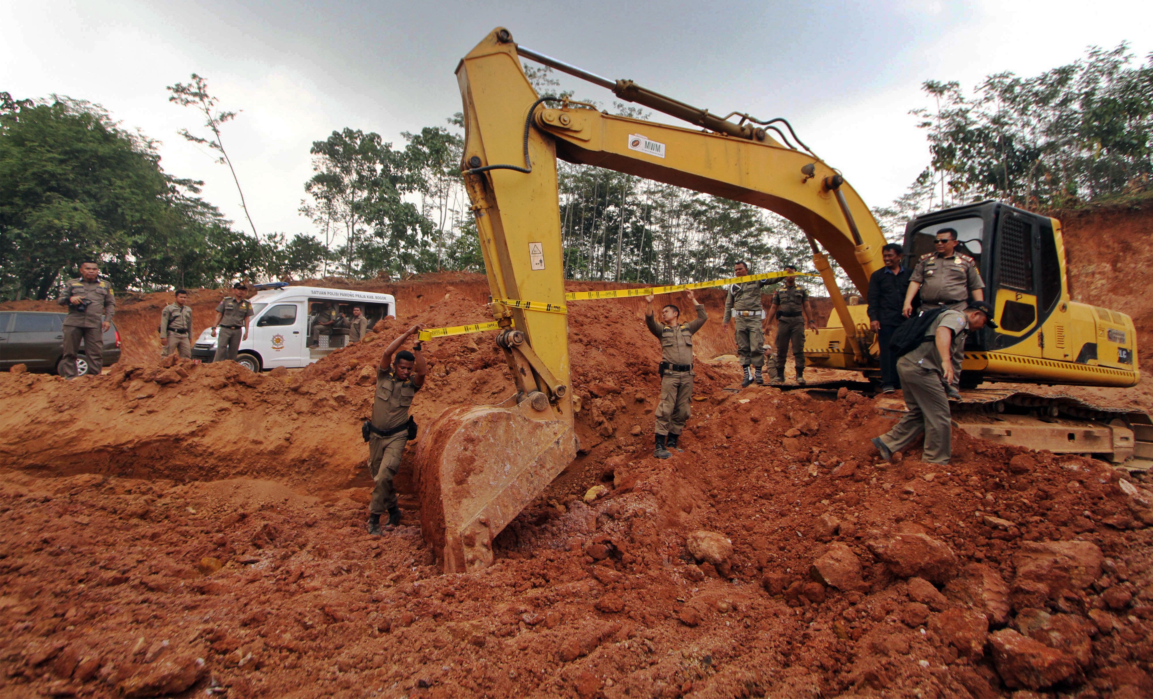 Aparat menutup penambangan ilegal di wilayah hukum Polda Jawa Barat