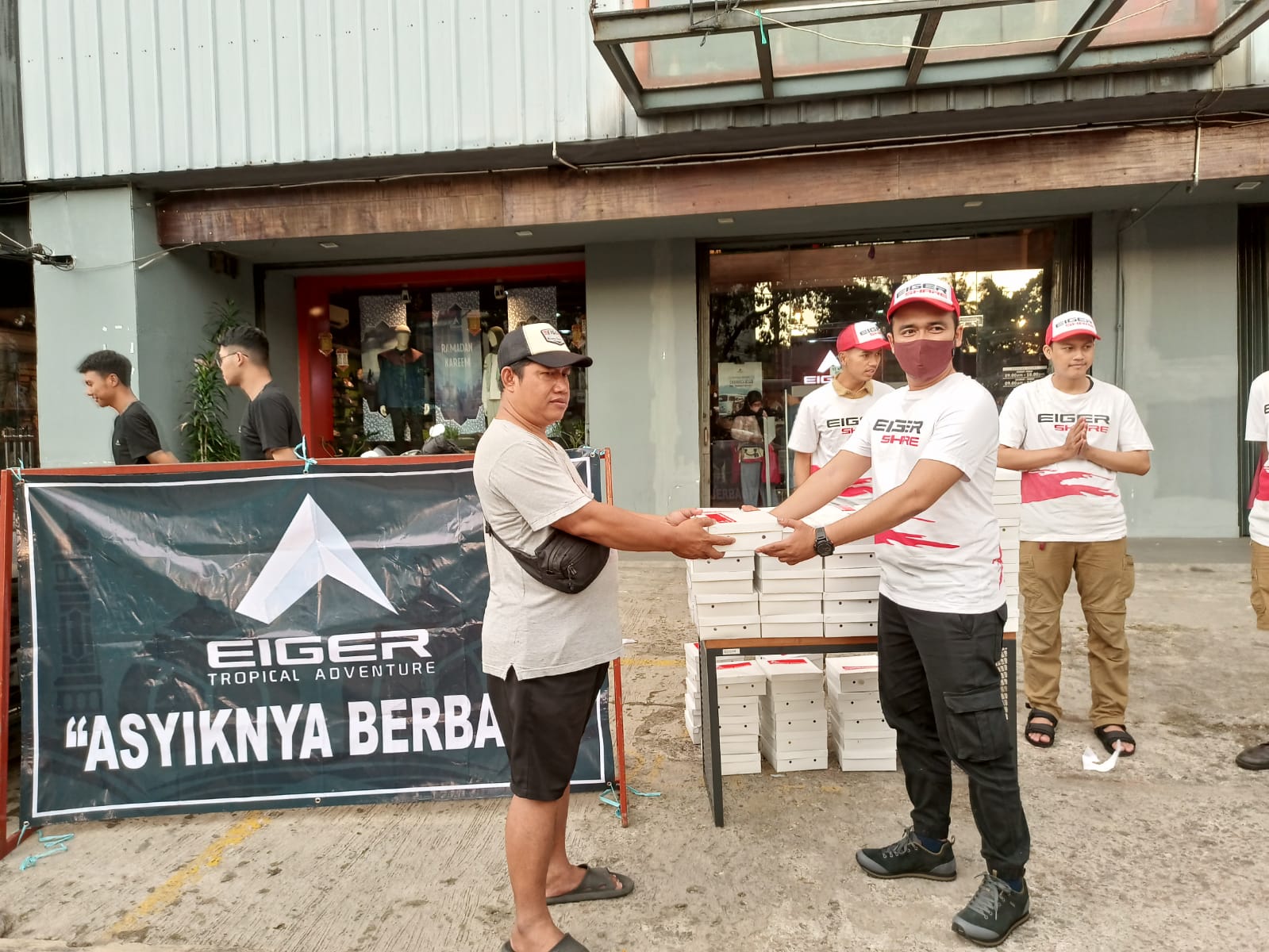 Berbagi kebaikan telah dimulai Eiger sejak hari-hari pertama Ramadan, dengan membagikan paket takjil dengan usung tema 'Asyiknya Berbagi'. 