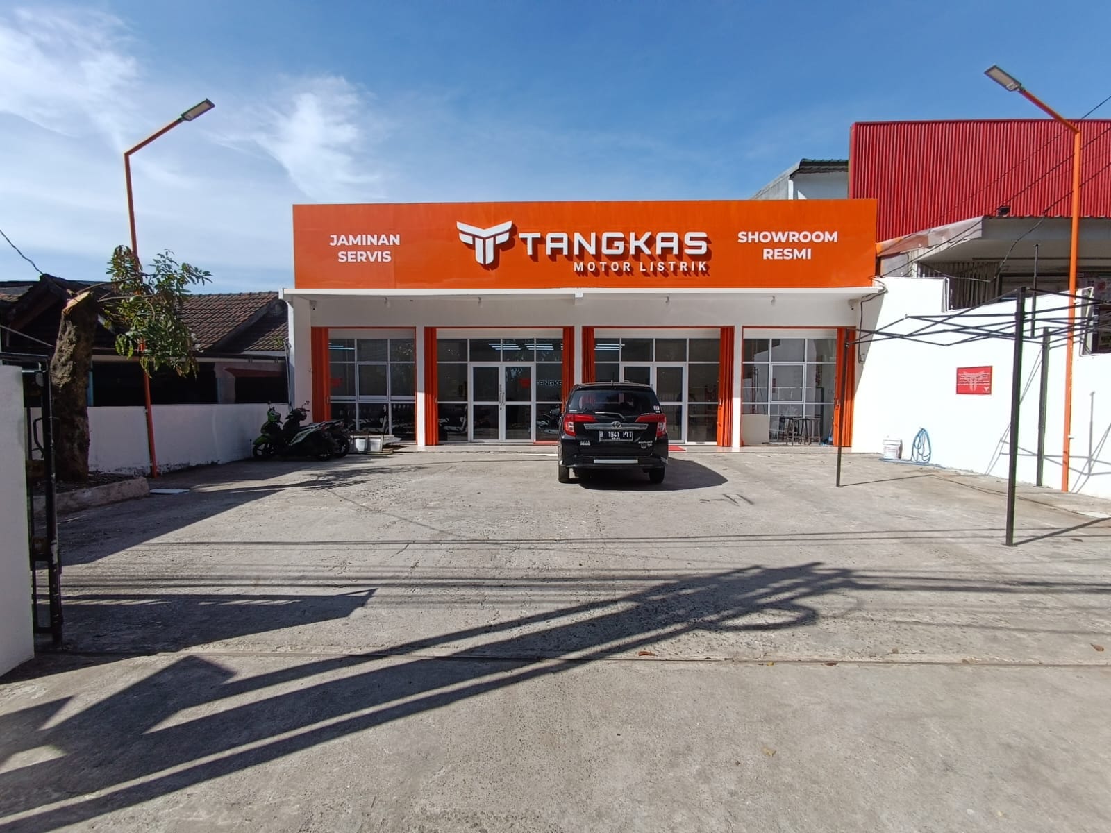 PT Tangkas yang merupakan pemilik tunggal motor listrik Tangkas resmi membuka showroom ke-16 di Depok, Jawa Barat.