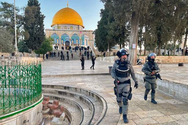 Polisi Israel berjaga di depan Masjid Al-Aqsa