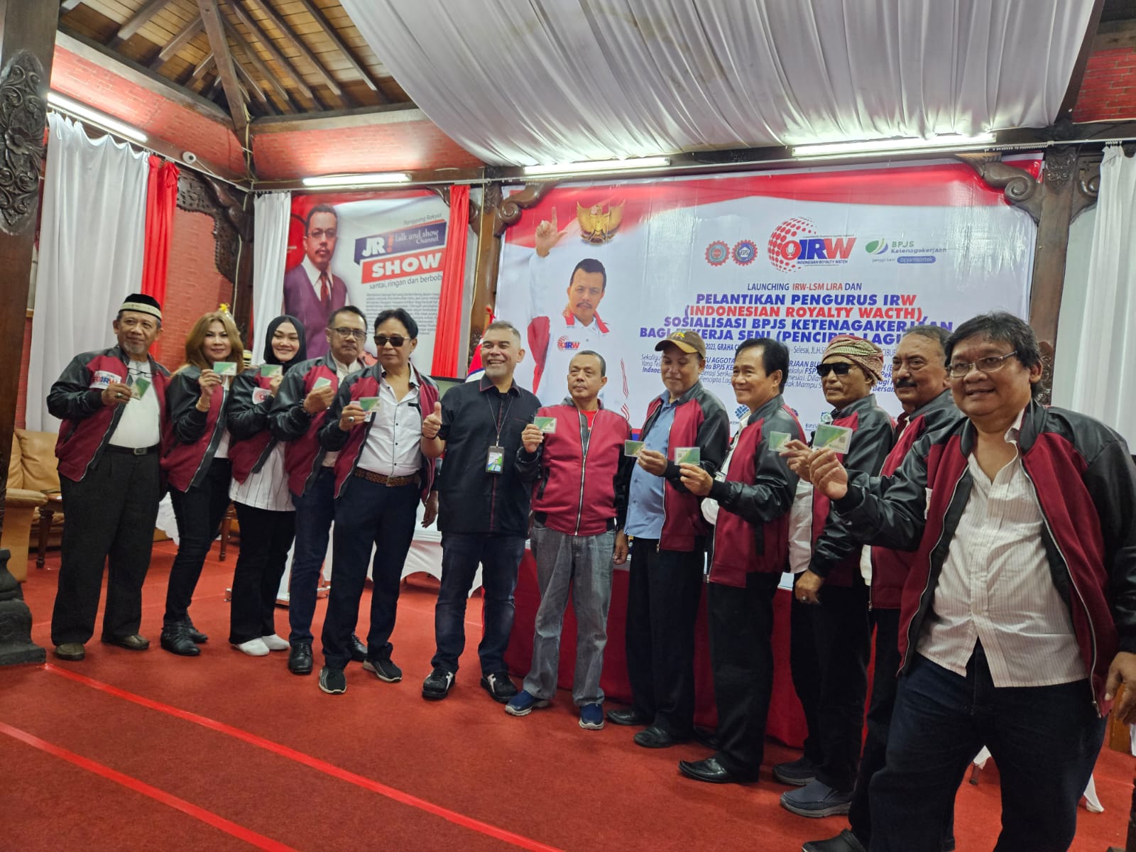 Para pekerja seni yang tergabung dalam FSPTSI) All industrial-KSPSI menerima kartu peserta program BPJS Ketenagakerjaan di Jakarta.