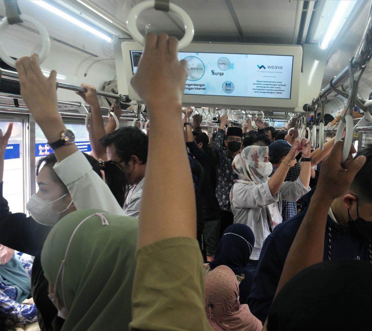 Ilustrasi: penumpang berdesakan di dalam gerbong KRL Tanah Abang-Serpong