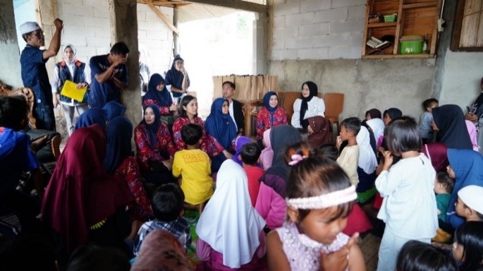 Para istri karyawan Bio Farma Group mengunjungi pengungsi akibat gempa Cianjur