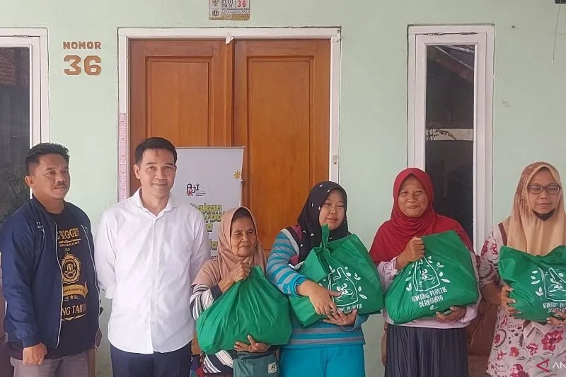 Jakpro Beri Bantuan peralatan sekolah ke pelajar korban kebakaran Depo Plumpang