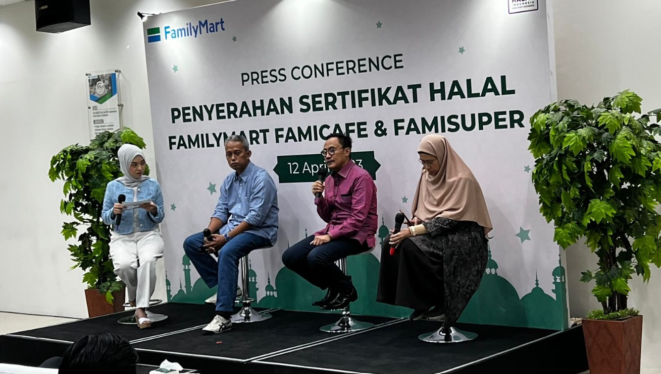 Penyerahan sertifikat halal kepada FamilyMart