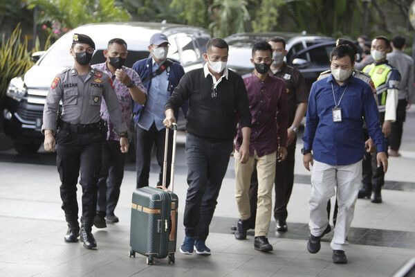 Bupati Meranti Muhammad Adil dikawal petugas usai operasi tangkap tangan (OTT).