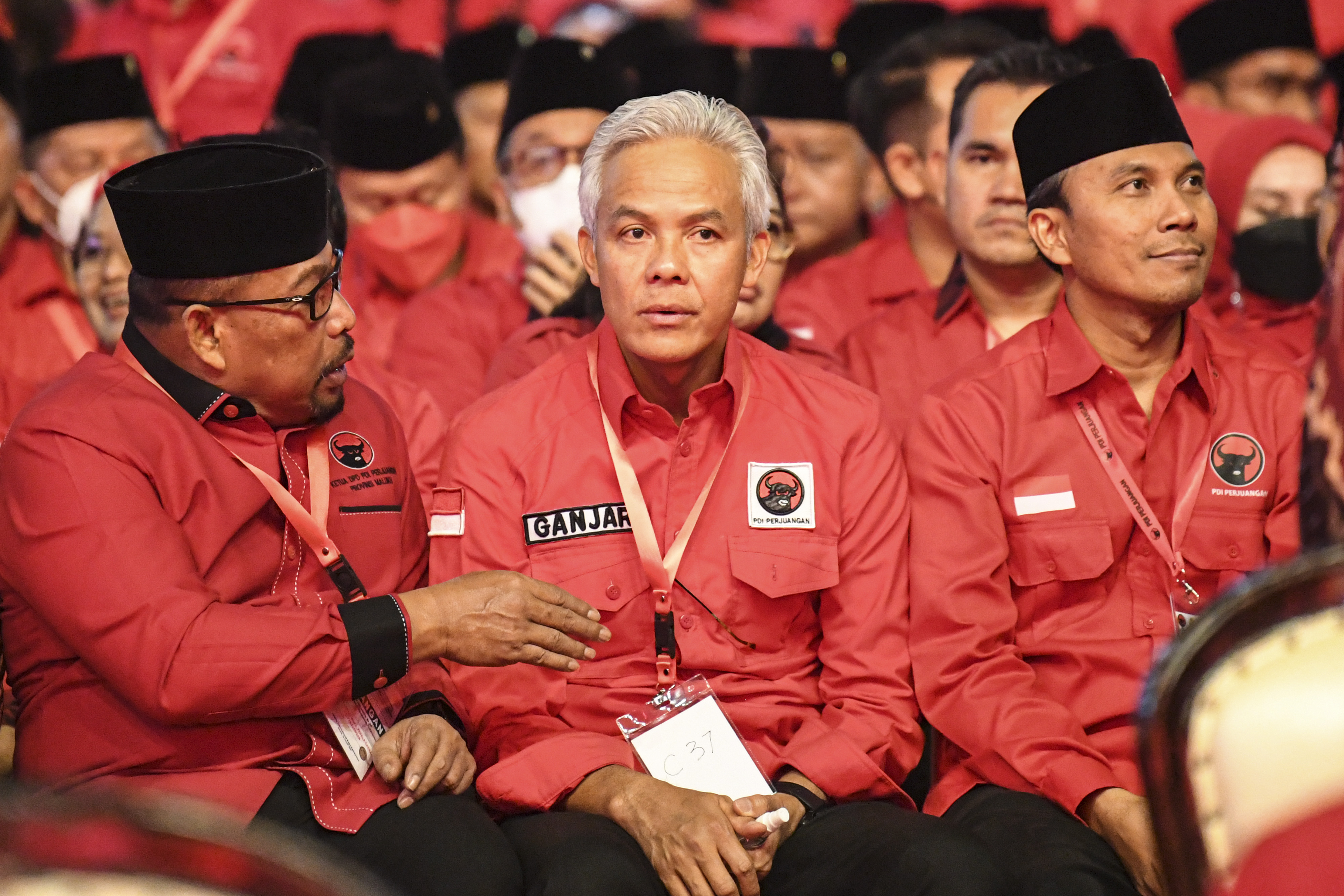 Gubernur Jawa Tengah Ganjar Pranowo (tengah).