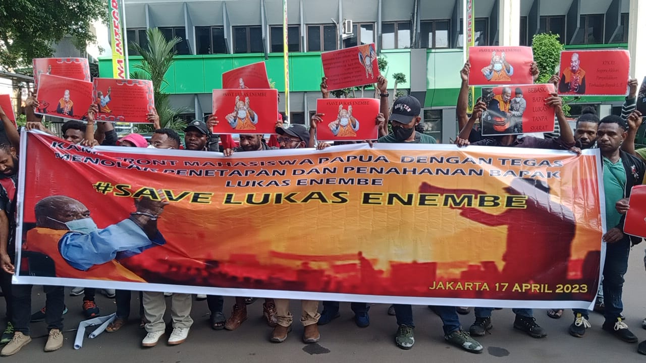 Mahasiswa Papua Gelar Aksi di Sidang Praperadilan Lukas Enembe