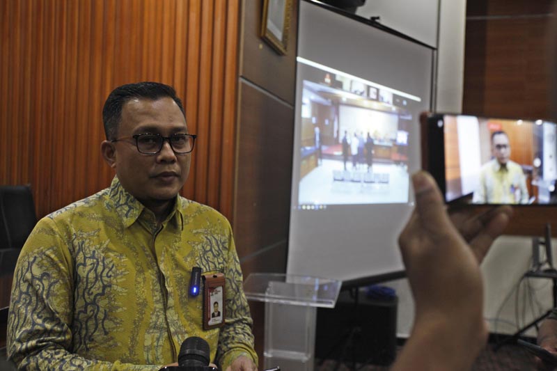 KPK menjebloskan penyuap mantan Wali Kota Ambon Richard Louhenapessy, Amri, ke Lapas Kelas I, Makassar.