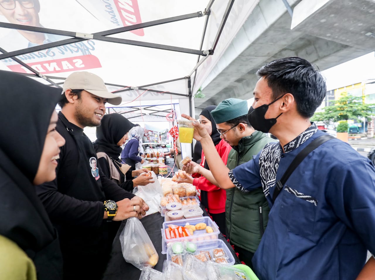  Relawan UMKM Sahabat Sandi Uno Makassar mewadahi UMKM untuk memasarkan produknya.