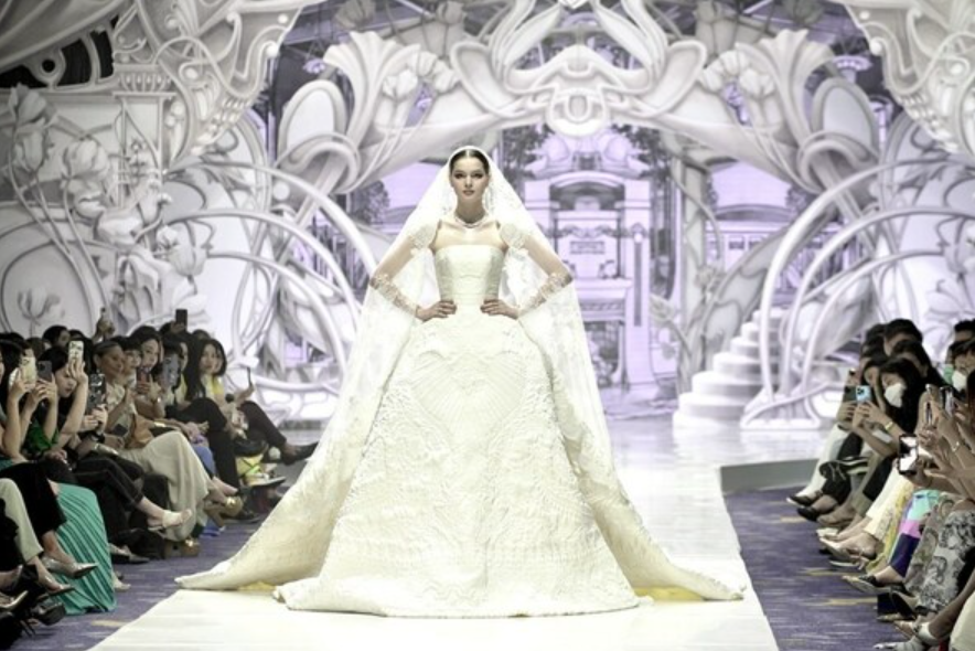 Westin Wedding Fair 2023 mempersembahkan peluncuran perdana Aglaea 2023 Bridal Fashion Show oleh Hian Tjen.