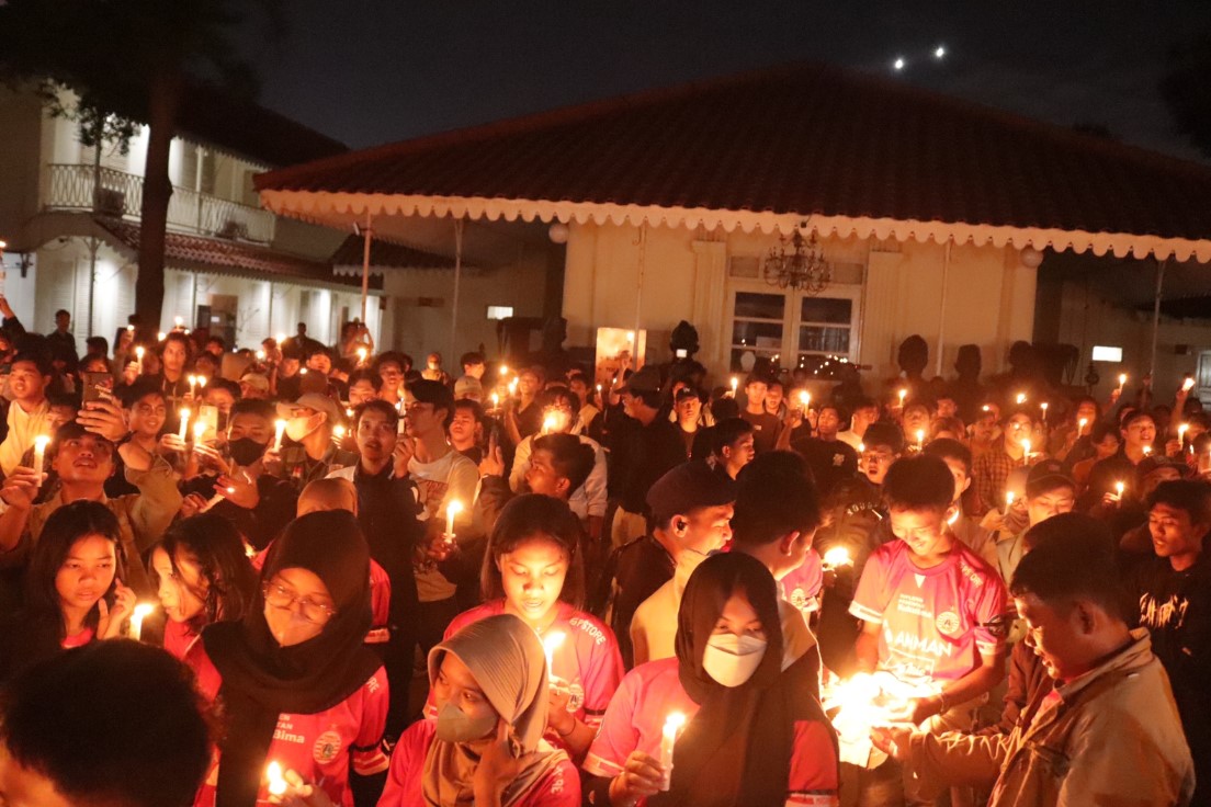 Suporter Gelar Aksi 1.000 Lilin dan Doa Bersama 