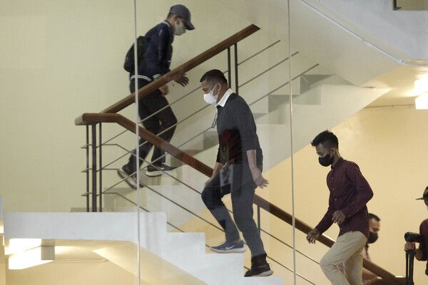 Bupati Meranti Muhammad Adil dikawal petugas usai operasi tangkap tangan (OTT) setibanya di Gedung KPK