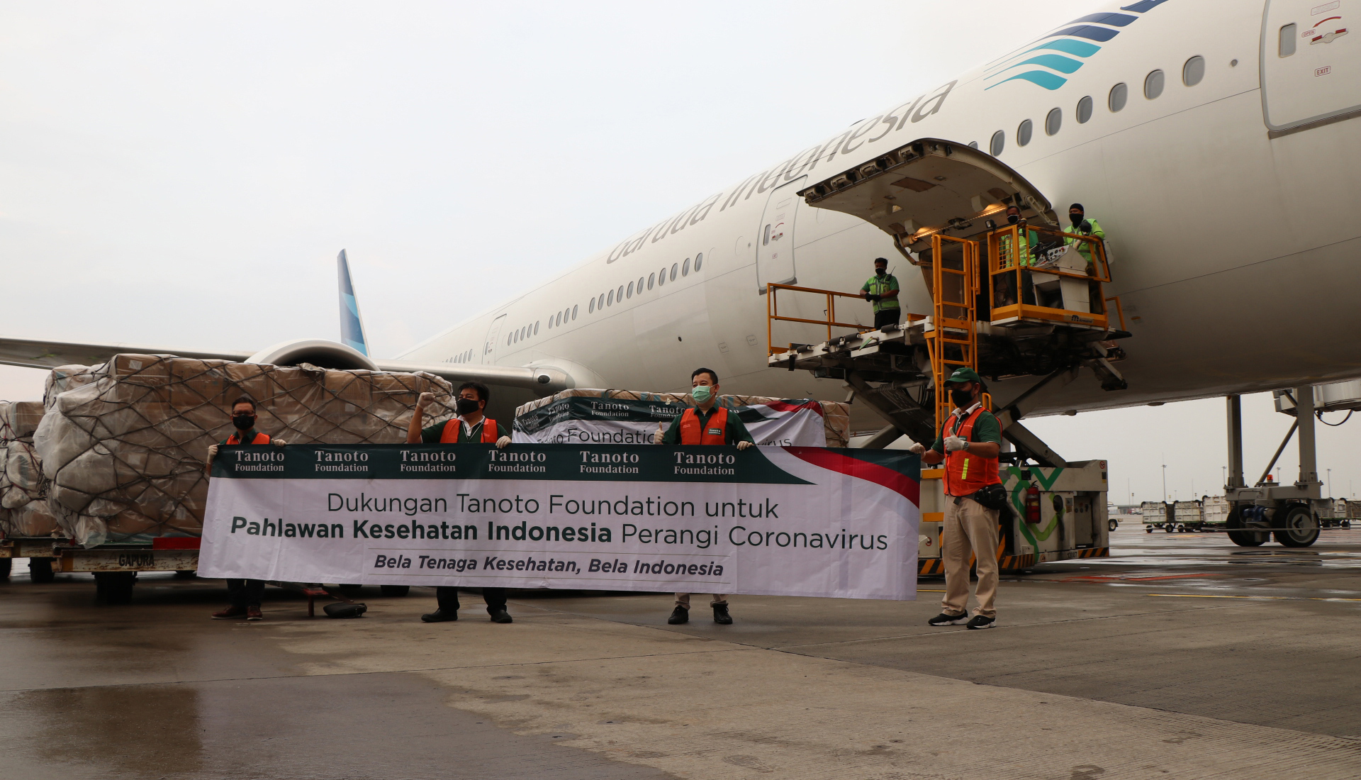 Pesawat Boeing 777-300ER Garuda Indonesia membawa bantuan APD dari Tanoto Foundation