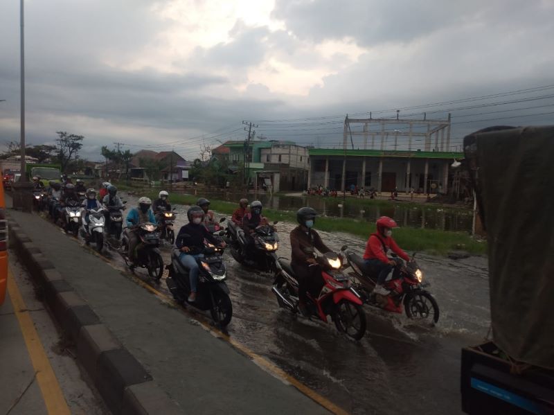 Banjir rob di jalur pantura Semarang-Demak membuat pemudik harus dialihkan ke jalur alternatif, guna memecah kemacetan panjang.