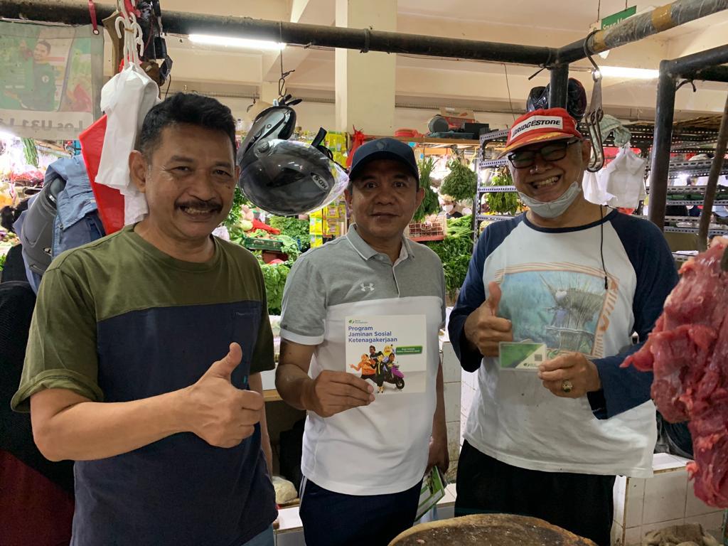 Kepala Kantor Cabang BPJAMSOSTEK Jakarta Sudirman, Suhuri, melakukan sosialisasi program ke pekerja BPU di Pasar Manggis, Setiabudi, Jaksel.