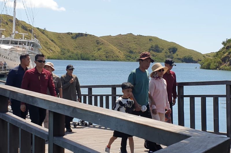 Presiden Joko Widodo dan keluarga berkunjung ke Loh Buaya, Pulau Rinca, Taman Nasional Komodo, Manggarai Barat, NTT, Senin (24/4/2023). 
