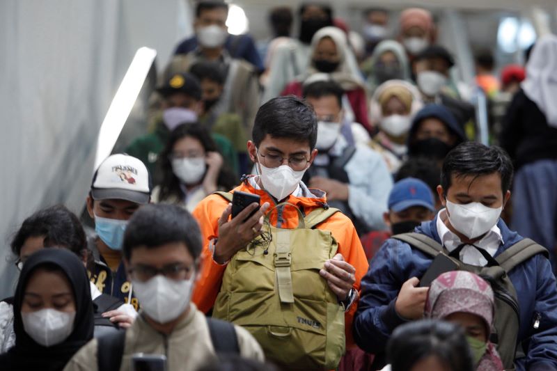 Situasi kepadatan di Stasiun Manggarai, Jakarta, saat jam kerja.