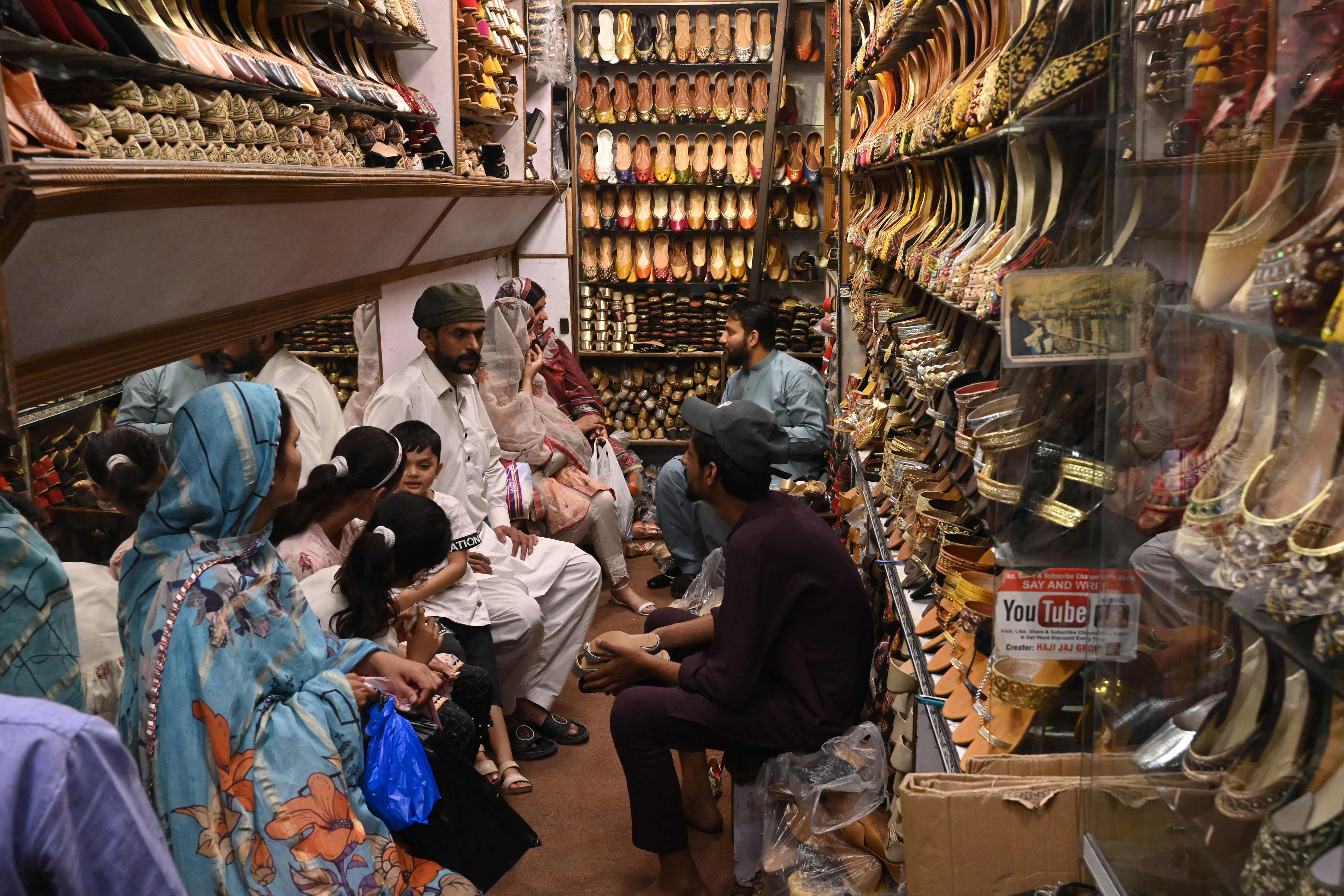 Inflasi Melonjak, Aktivitas Liburan Idul Fitri Lesu di Pakistan