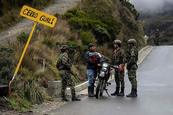 Proses evakuasi di sekitar gunung berapi Nevado del Ruiz Kolombia.