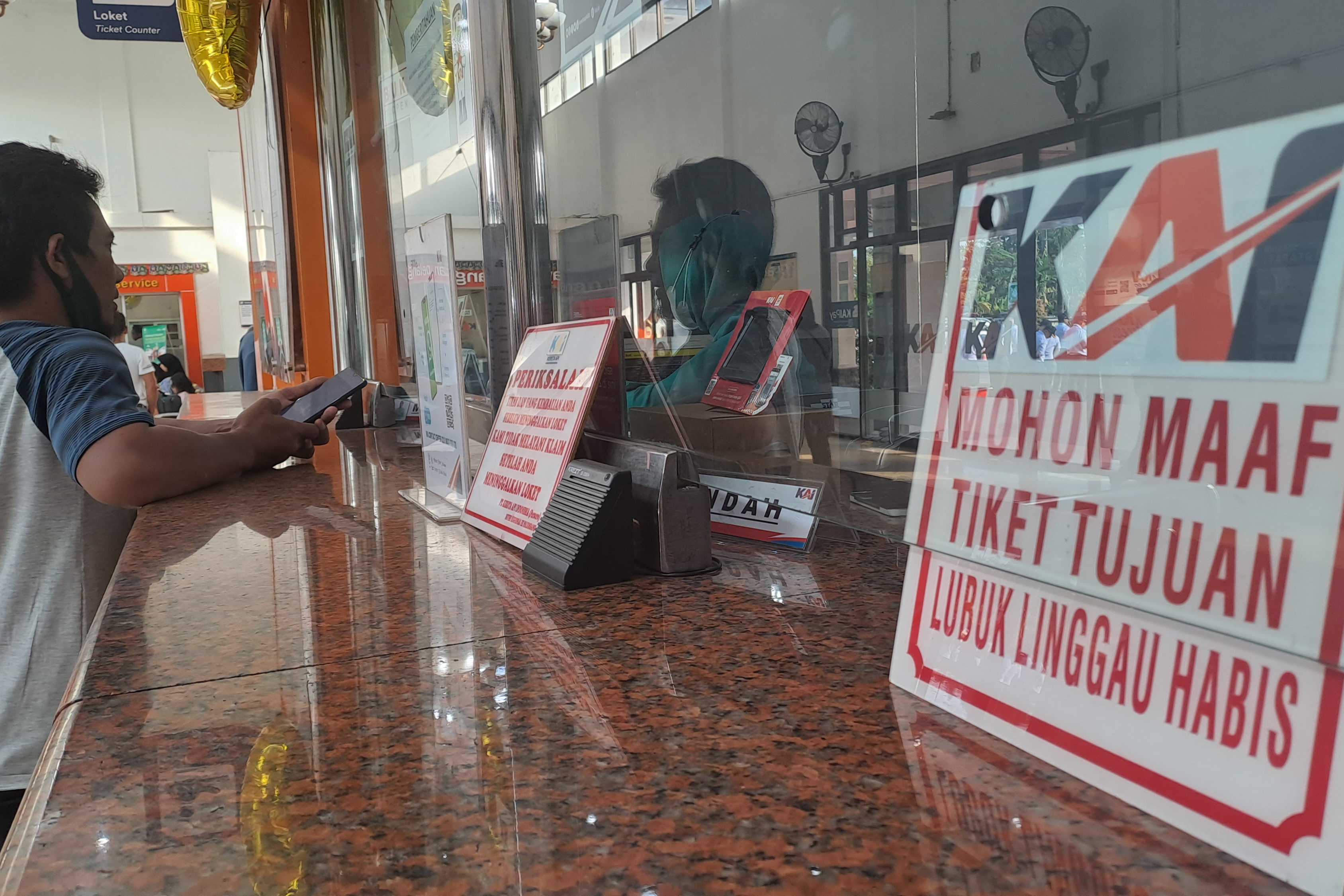 Calon penumpang konsultasi dengan petugas tiket di stasiun Kertapati Palembang, Sumatra Selatan.