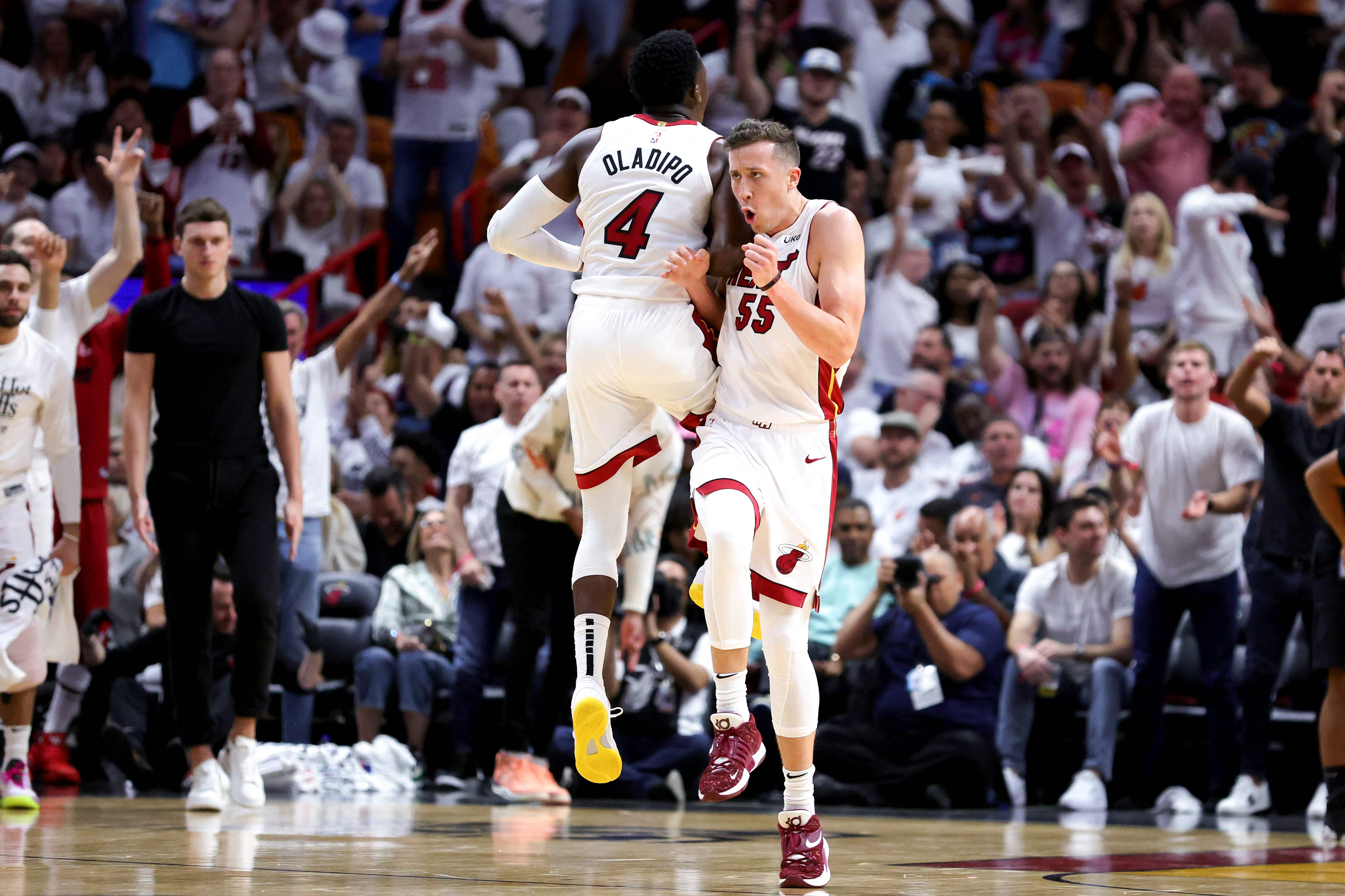 Duet pemain Miami Heat Victor Oladipo dan Duncan Robinson melakukan selebrasi di Gim 3 laga playoff melawan Milwaukee Bucks.