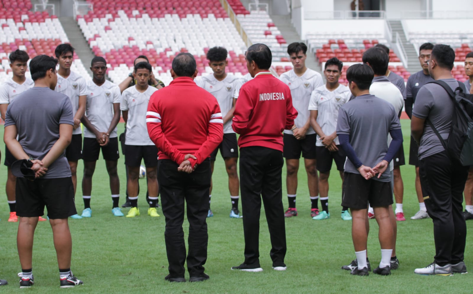 Presiden meminta Ketua Umum Persatuan Sepakbola Seluruh Indonesia (PSSI) Erick Thohir untuk melakukan komunikasi dengan FIFA 