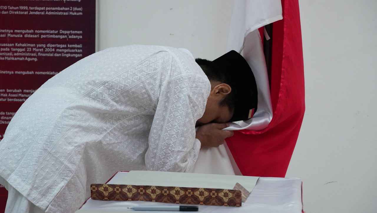 Salah seorang narapidana terorisme di Lapas Cilacap, Jawa Tengah, mencium Bendera Merah Putih sebagai ikrar setia NKRI, Kamis (6/4).