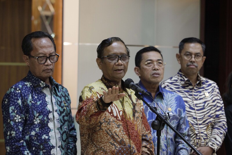 Menko Polhukam Mahfud MD (kedua kiri) dalam jumpa pers RUU Perampasan Aset.