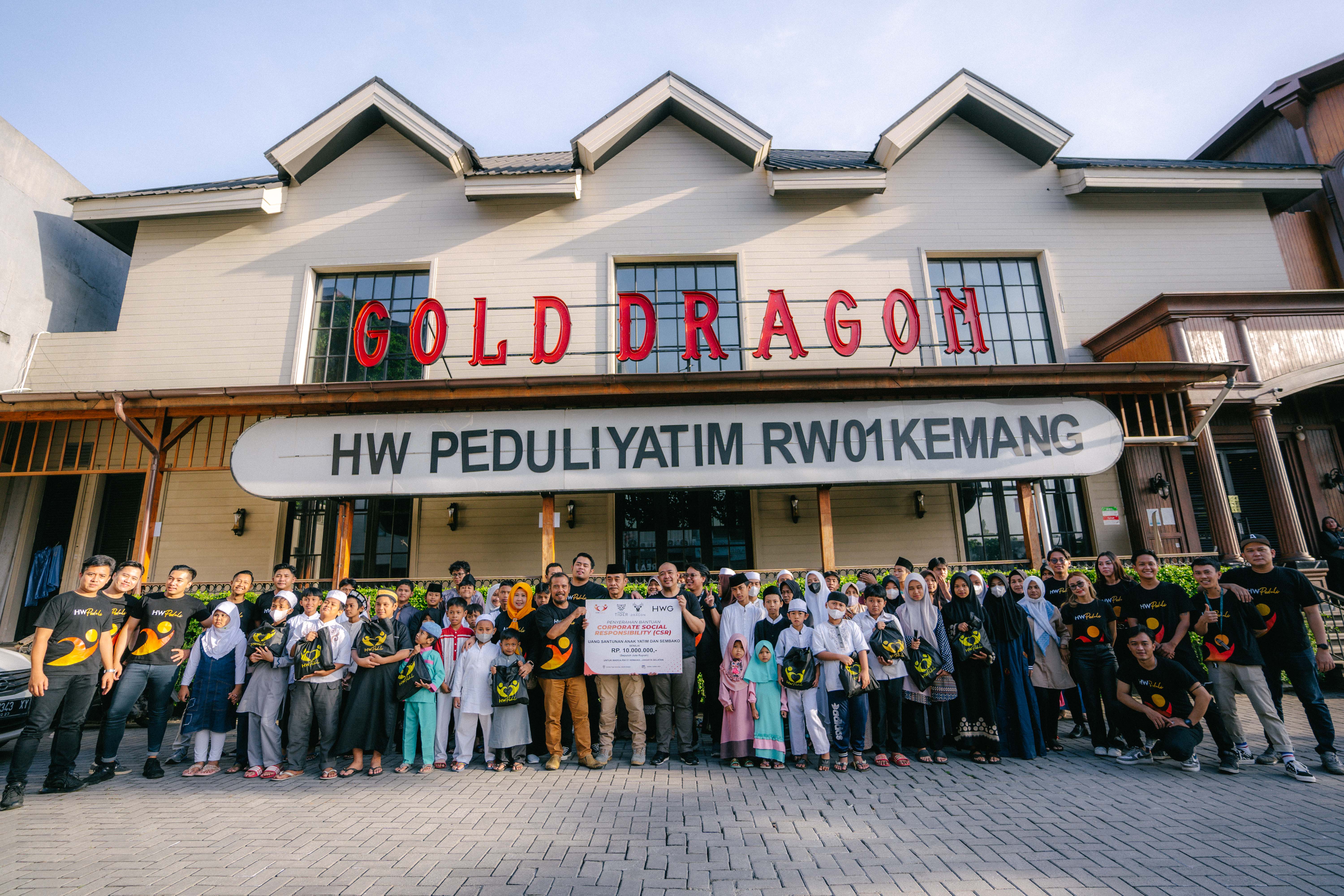  HW Peduli, program CSR dari HW Group, melaksanakan kegiatan sosial di sekitar Gold Dragon Kemang. Jakarta Selatan. 