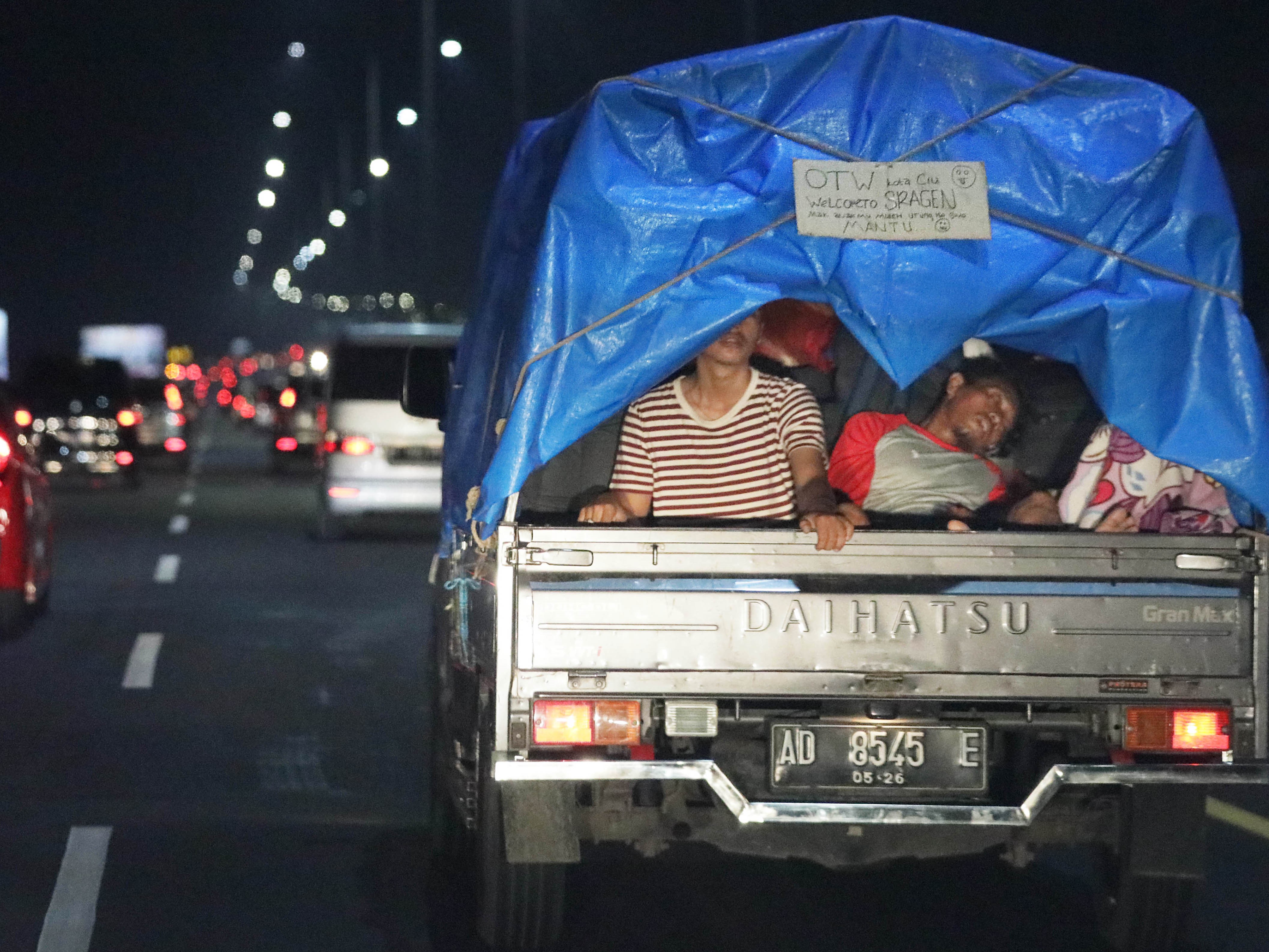 Pemudik tujuan Sragen, Jawa Tengah, menaiki mobil bak terbuka yang ditutup terpal melintas di ruas Tol Layang Mohammed bin Zayed Km 18.