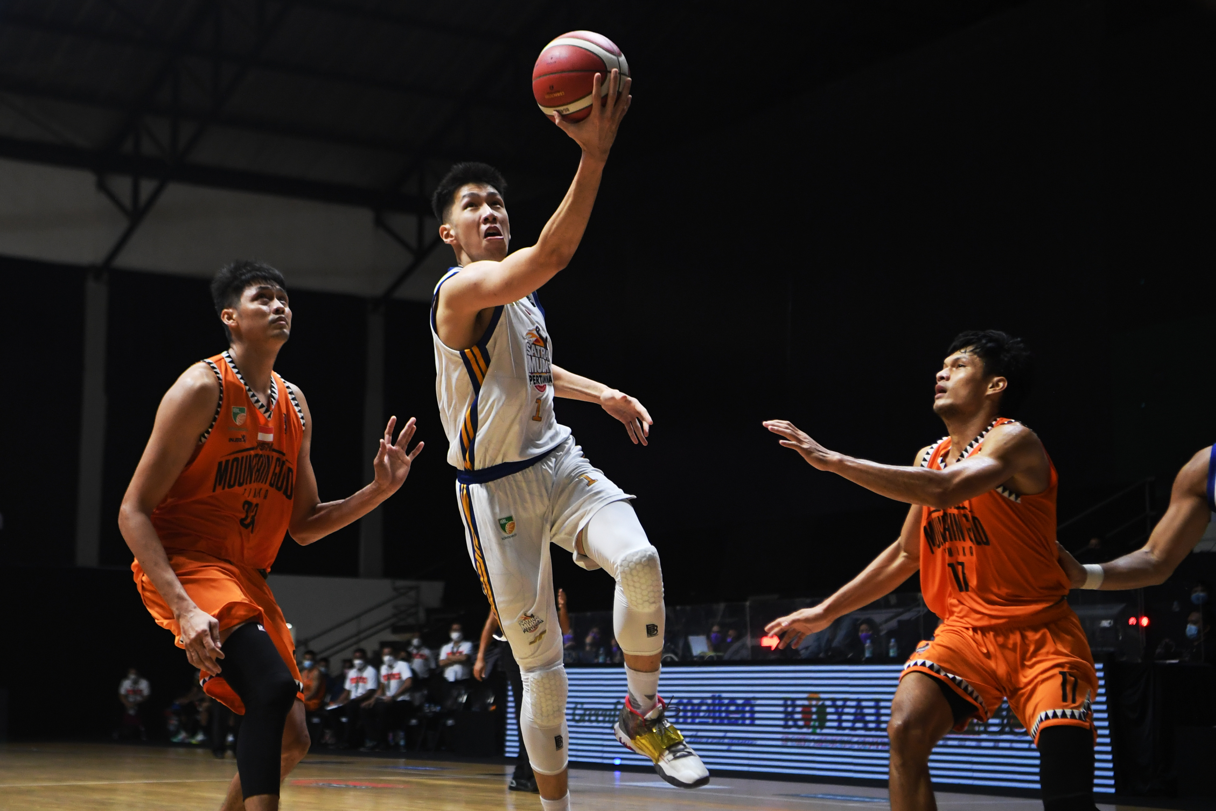 Pemain timnas basket 3x3 Indonesia Laurentius Steven Oei (tengah).