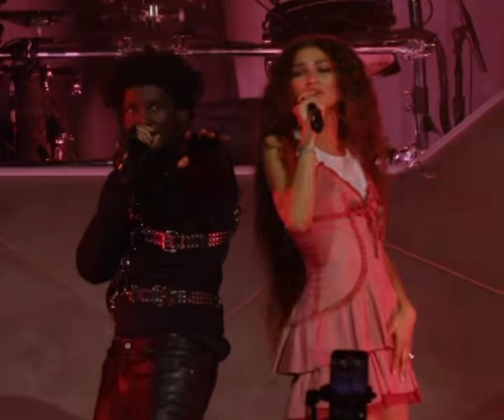 Zendaya menjadi penampilan kejutan di set Labrinth dalam Coachella 2023 pekan ke 2, Sabtu (22/4/2023)