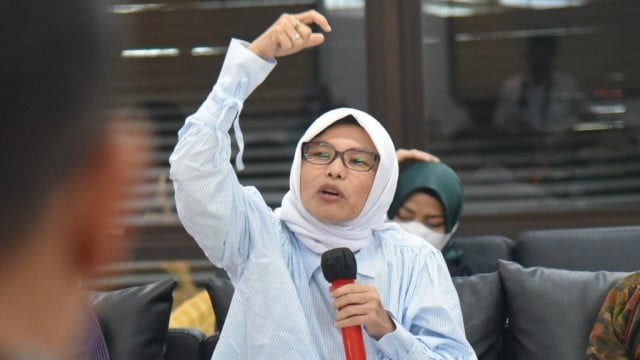 nggota Komisi V DPR RI Neng Eem Marhamah Zulfa Hiz saat mengikuti pertemuan kunres Komisi V DPR RI di Bandung, Jabar, Jumat (14/4).