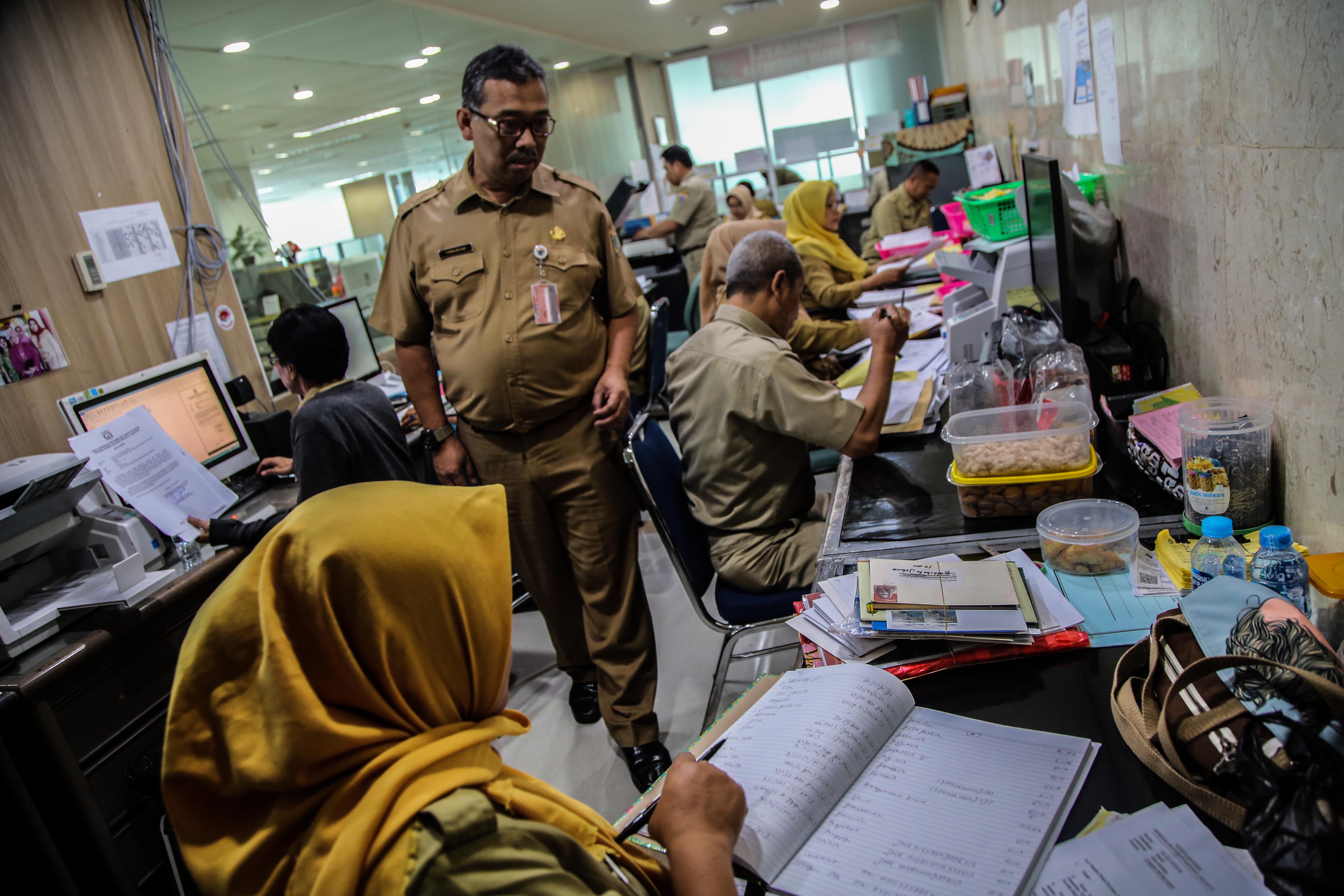 Ilustrasi--ASN Biro Umum Pemprov DKI Jakarta kembali beraktivitas di hari pertama masuk kerja di Balai Kota, Jakarta, 2019 lalu.