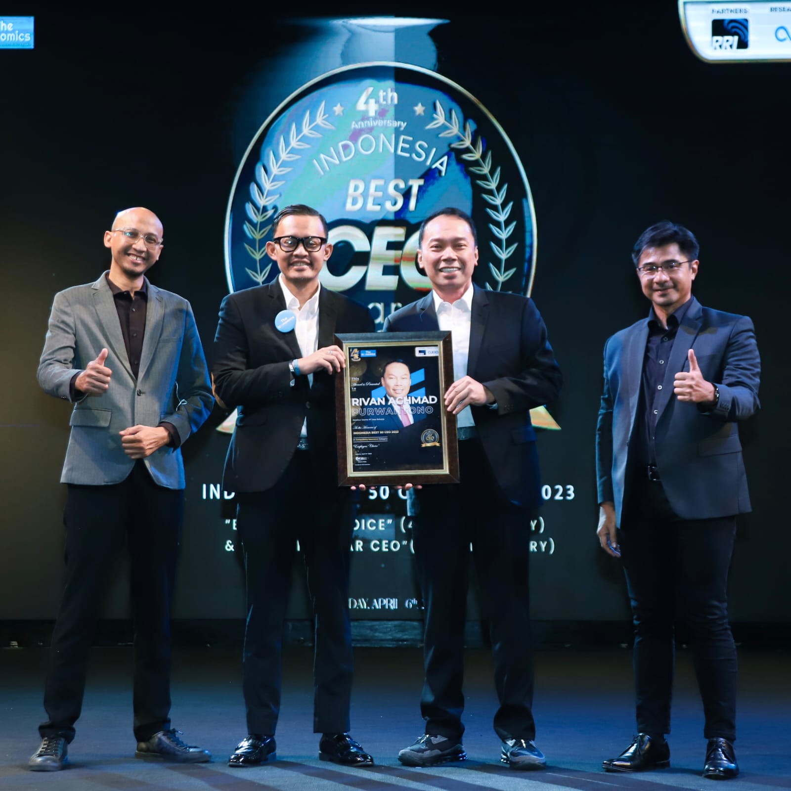 Direktur Utama Jasa Raharja Rivan A. Purwantono (kanan)