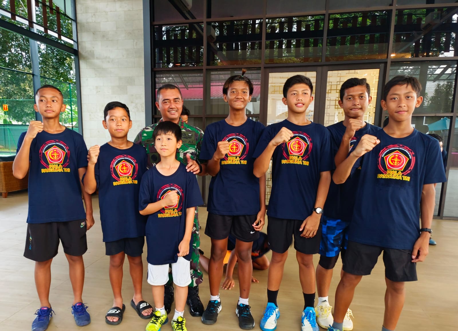 Dankormar Mayjen TNI Marinir Widodo (ketiga dari kiri, belakang) menyemangati para peserta Irawati Moerid Tennis Competition.