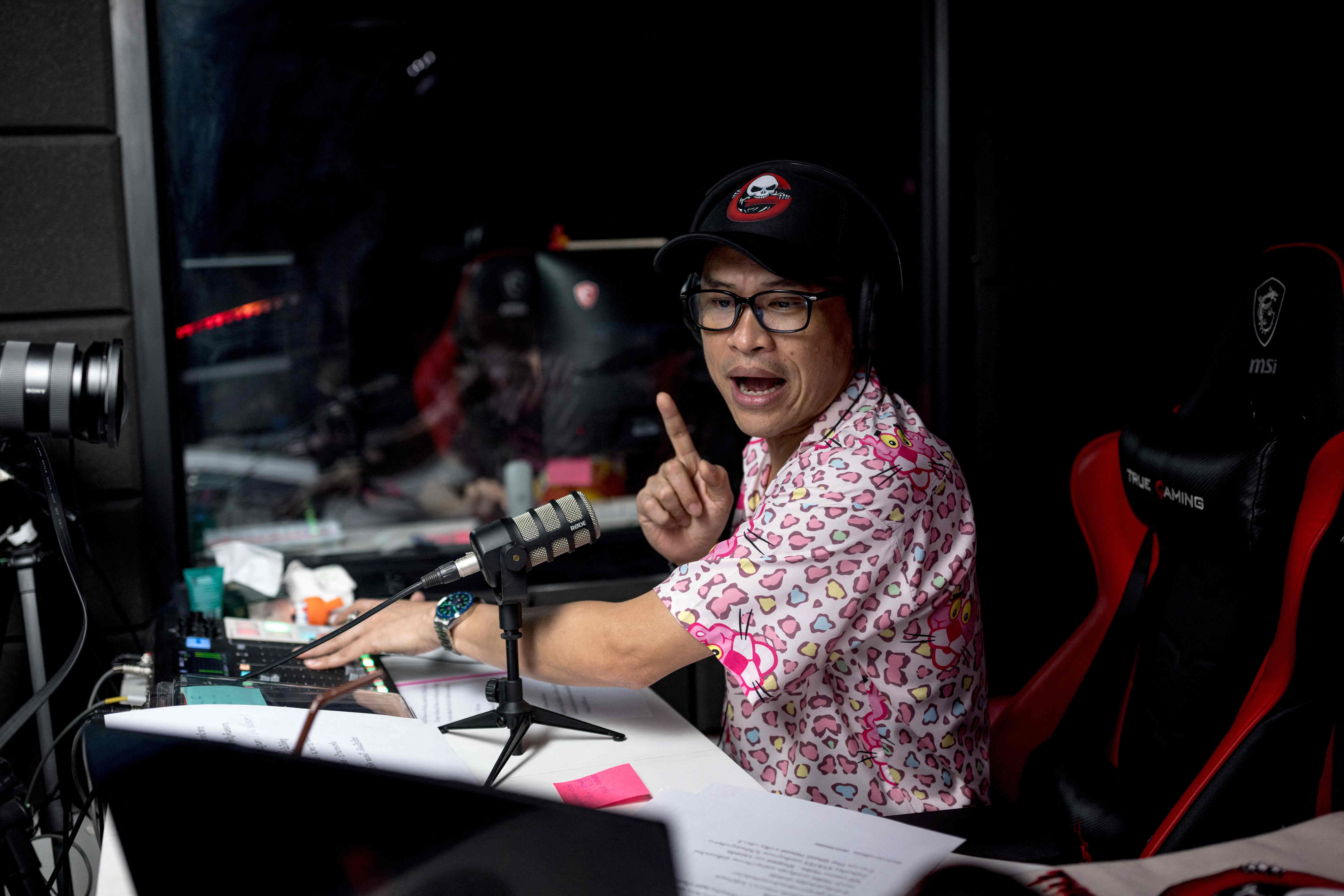 Watcharapol Fukjaidee, penyiar Radio Hantu, di studionya.