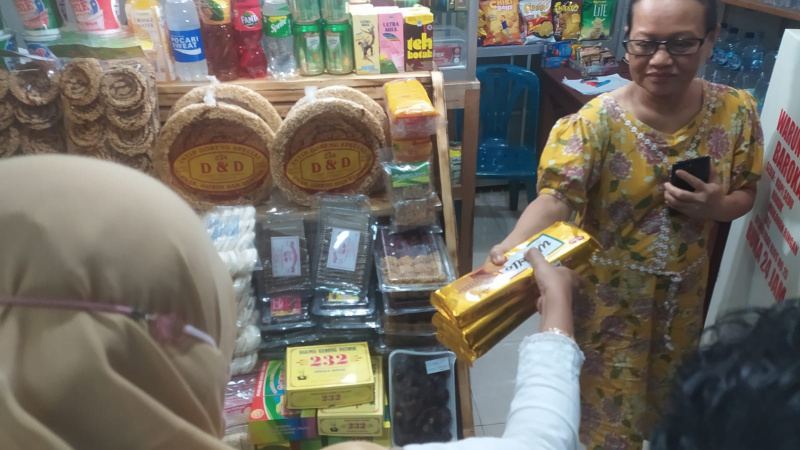 Pedagang makanan di Terminal Tirtonadi, Surakarta, Jawa Tengah, melayani pembeli