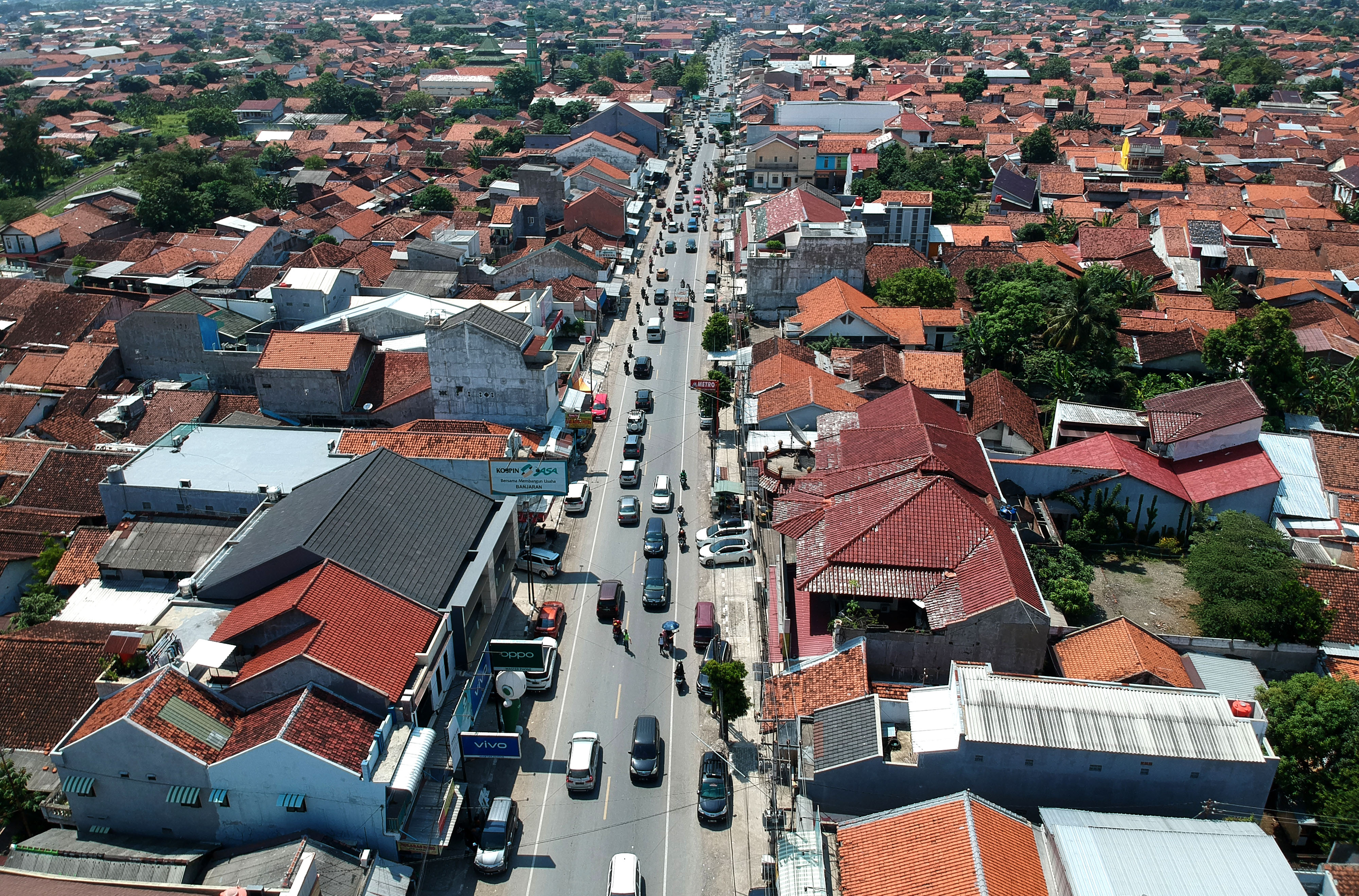  Foto udara sejumlah kendaraan melintas di jalur tengah Tegal-Purwokerto, Adiwerna, Kabupaten Tegal, Jawa Tengah, Senin (24/4).