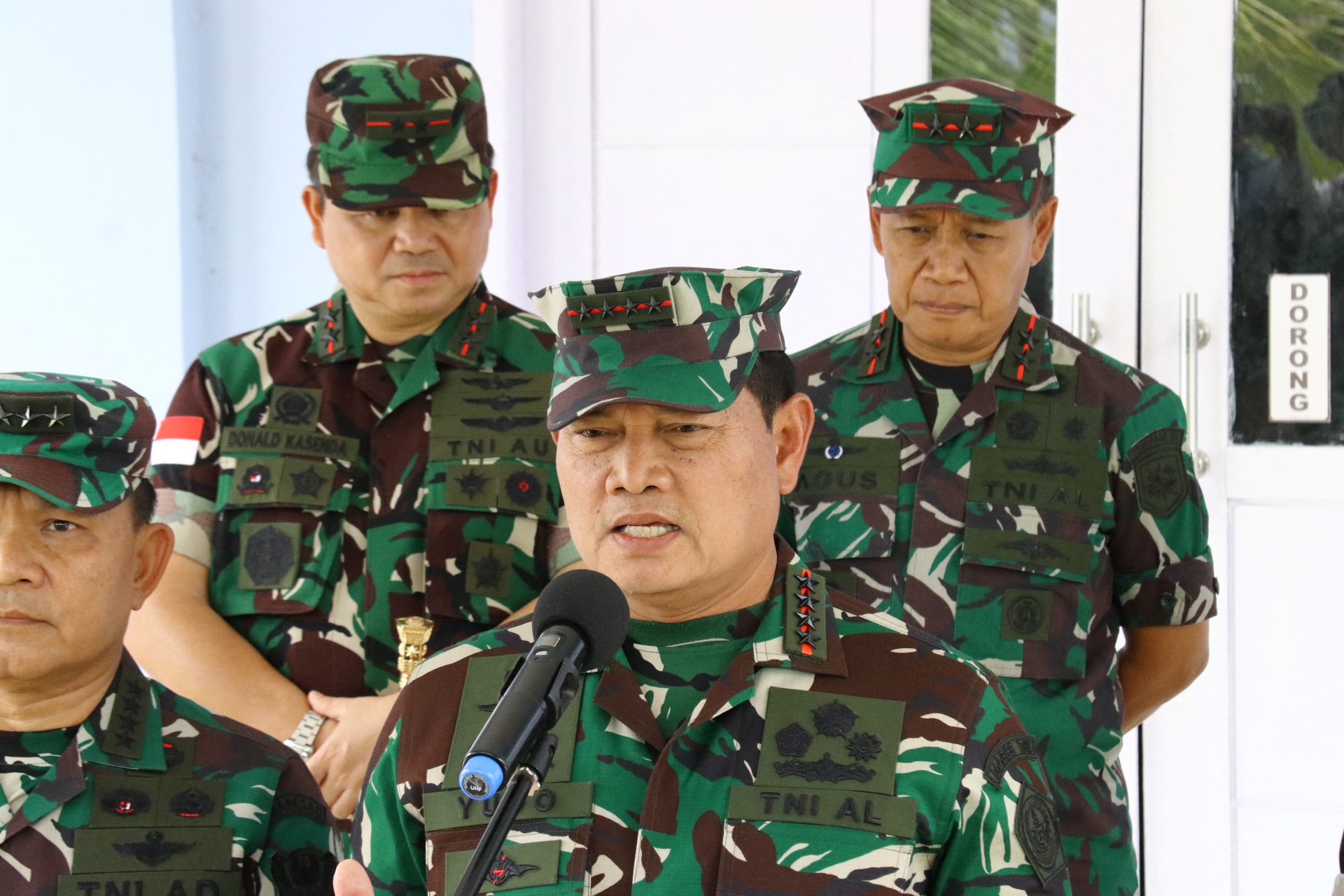 Panglima TNI Laksamana Yudo Margono memberikan keterangan pers di Papua