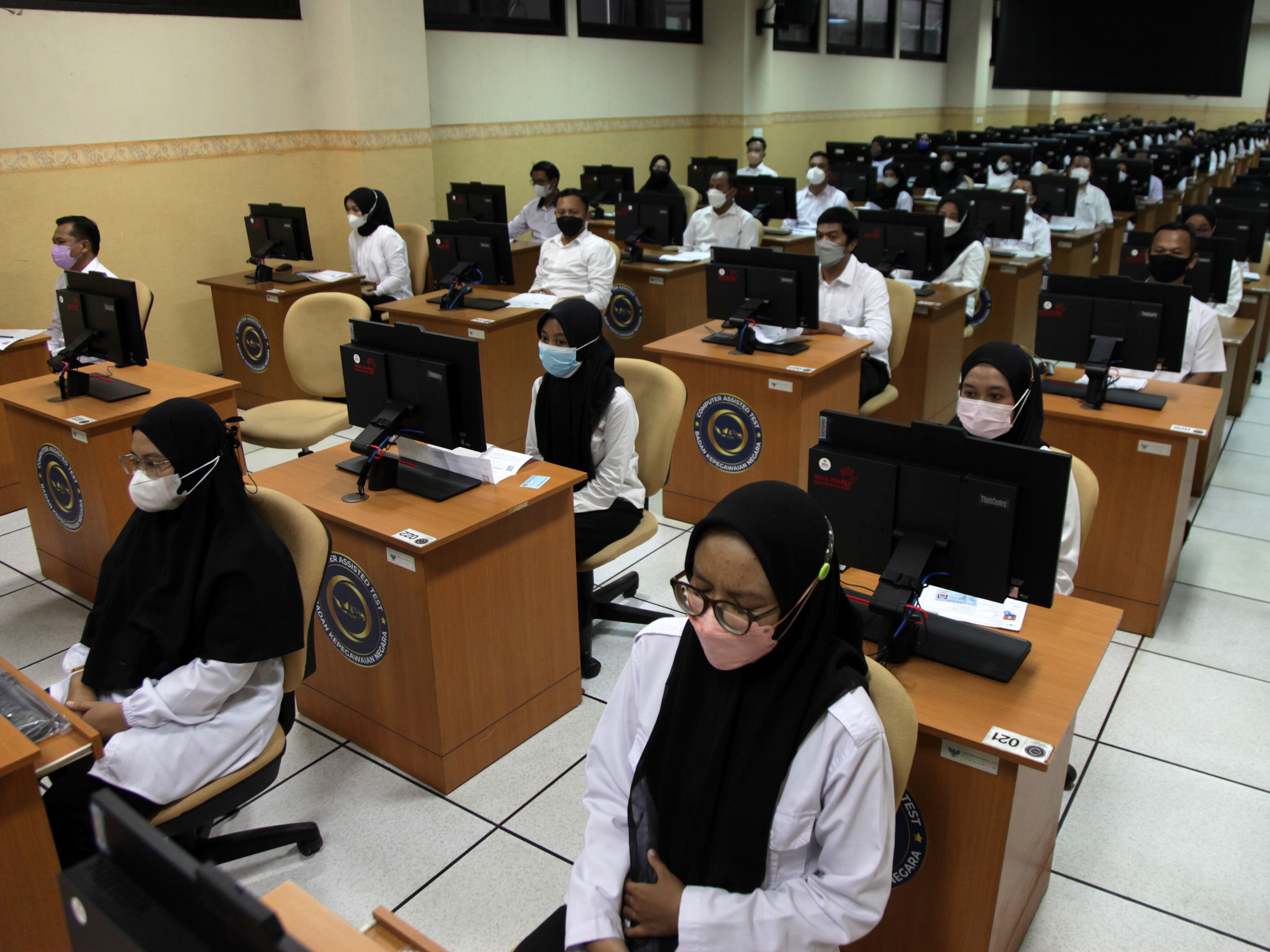 Peserta calon Pegawai Pemerintah dengan Perjanjian Kerja (PPPK) mengikuti ujian seleksi kompetensi dengan Computer Assisted Test (CAT).