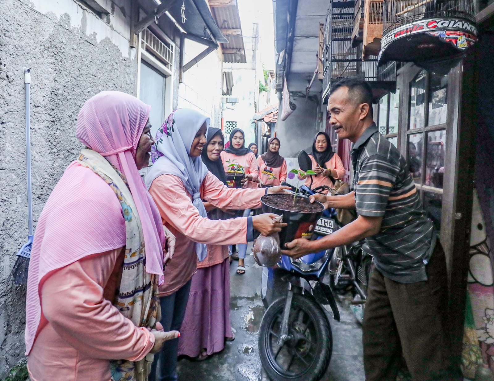 Relawan Mak Ganjar mengajak puluhan warga di Cakung, Jakarta Timur ngabuburit sambil menanam ratusan pohon cabai di Cakung, Jakarta Timur. 
