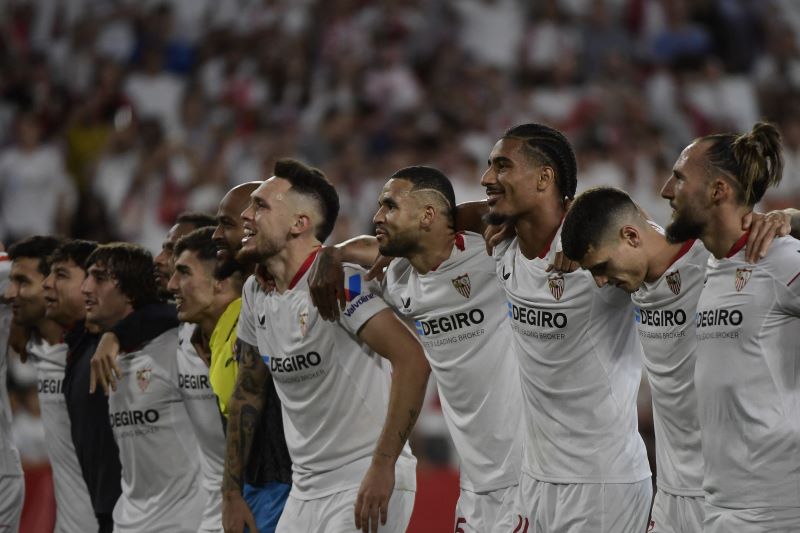 Para pemain Sevilla merayakan kemenangan atas Manchester United di Liga Europa