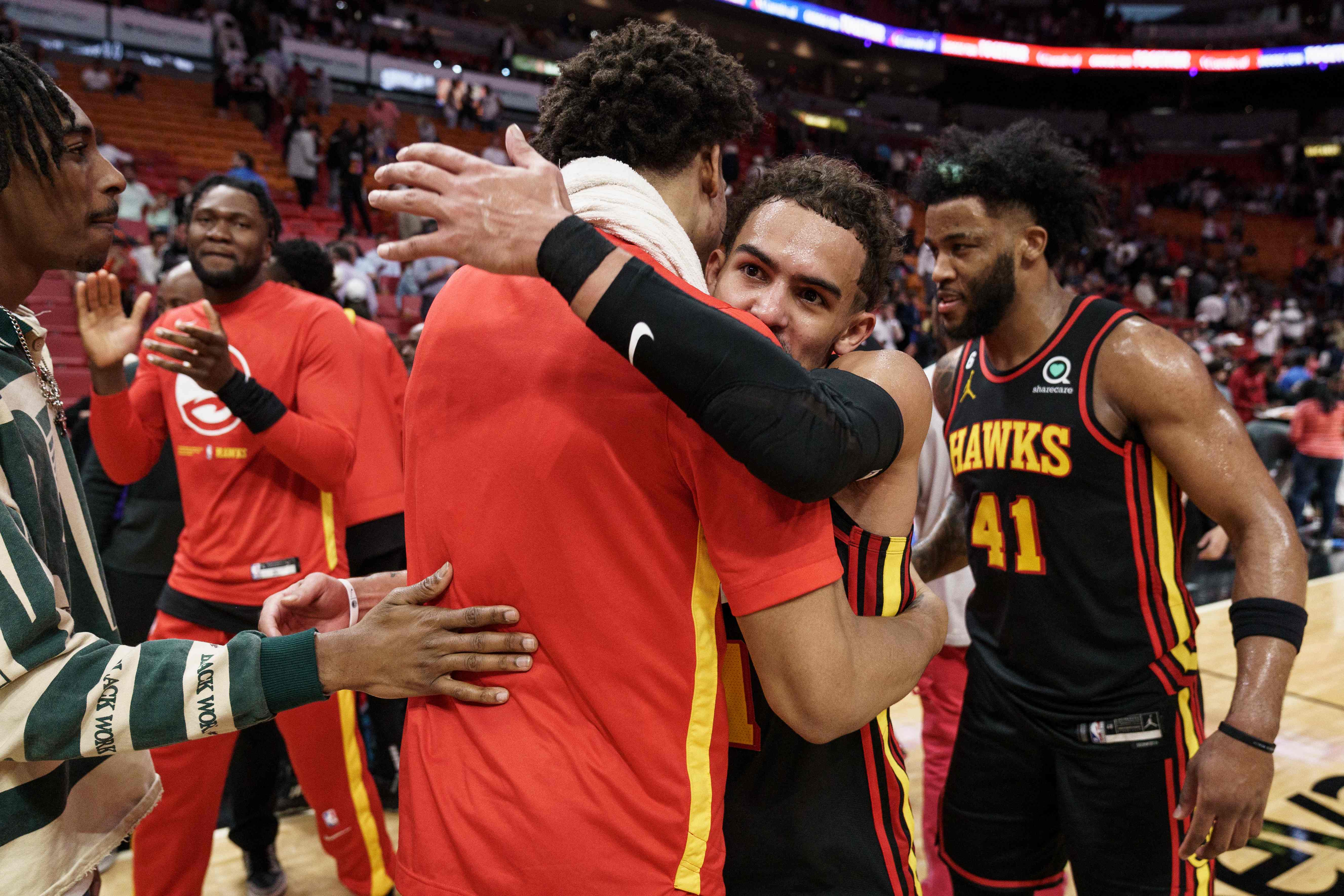 Para pemain Atlanta Hawks melakukan selebrasi usai mengalahkan Miami Heat di laga play-in NBA.